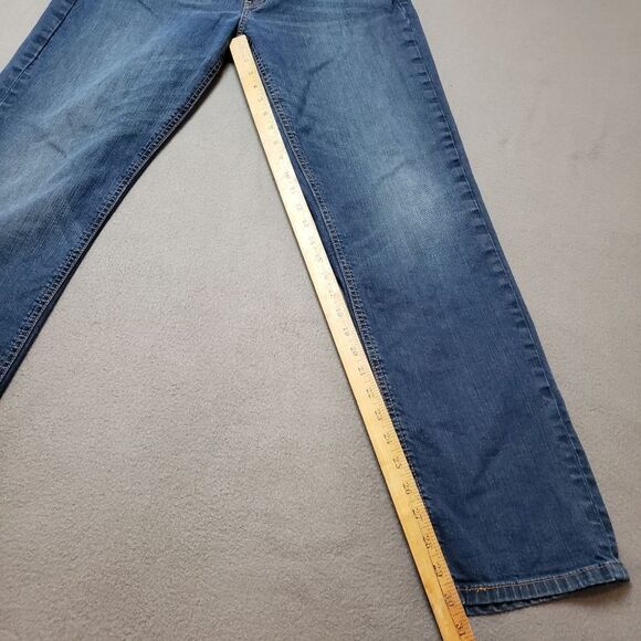 Men's 541 Levi’s for athletic builds, Tapered fit, comfortable. Size 32W - Picture 13 of 14